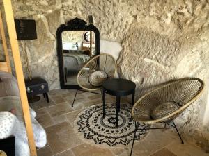 Et sittehjørne på Le Manoir: chambre d’hôte de charme avec jacuzzi privatif