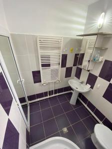 ein Badezimmer mit Toilette und Waschbecken in der Unterkunft Apartament de lux in Costinești