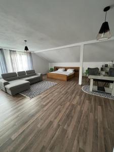 uma sala de estar com um sofá e uma mesa em Pensiunea Broscuta em Horezu
