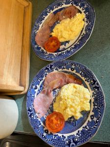 2 assiettes de petit-déjeuner sur une table dans l'établissement Brackenberry, à Belfast