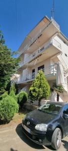 a black car parked in front of a building at Roan Apartments in Velipojë