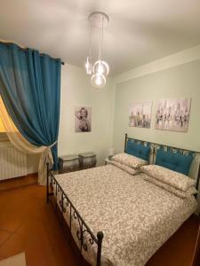 een slaapkamer met een bed en een blauw gordijn bij La Terrazza in Spoleto