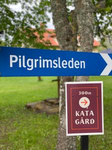 ein Schild für einen Pizza-Garten auf einer Straße in der Unterkunft Klostergårdens Vandrarhem in Varnhem