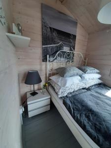 A bed or beds in a room at Domki LA MER