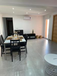 uma sala de jantar com uma mesa e cadeiras num quarto em UIM Mediterraneo Alicante Wifi em Puerto de Sagunto