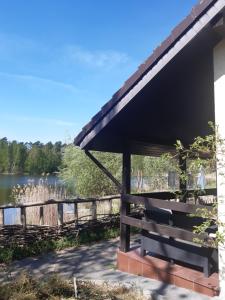 un refugio de picnic con vistas al río en Agroturystyka Zatom Stary, en Zatom Stary