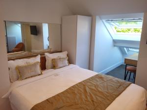 ein Schlafzimmer mit einem großen Bett und einem großen Fenster in der Unterkunft Guesthaus 2 in Dudelange