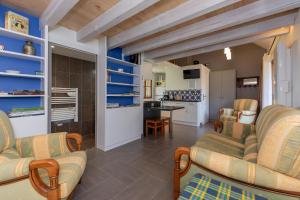 un salon avec deux canapés et une cuisine dans l'établissement Gîte La Bergerie, à Ségur-le-Château
