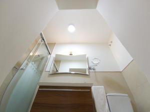 uma casa de banho com um lavatório, um espelho e um WC. em Apartamento Spinola Home em Sevilha