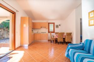 une cuisine et une salle à manger avec une table et des chaises dans l'établissement House in San Teodoro among the scents of Sardinia, à San Teodoro