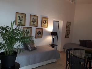 sala de estar con cama y cuadros en la pared en Departamentos Virgen del Cerro en Salta