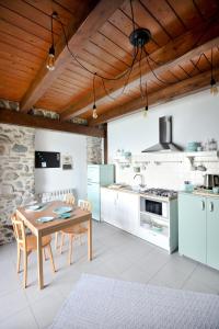 eine Küche mit einem Holztisch und einer Holzdecke in der Unterkunft Il sogno del pescatore in Scilla