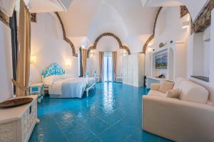 Postel nebo postele na pokoji v ubytování Grand Hotel Le Rocce + 37 fotografií