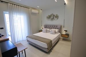 1 dormitorio con cama grande y ventana grande en Ioanna's Suite, en Nauplia