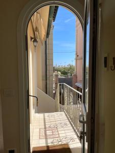 ヴィアレッジョにあるStella Beach Apartmentの景色を望むバルコニーへの開放ドア