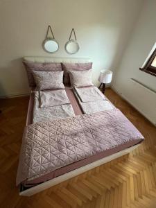 Un pat sau paturi într-o cameră la Apartments Han
