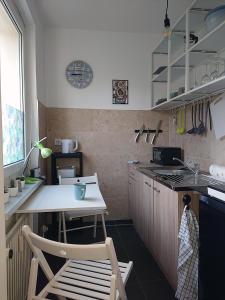 een kleine keuken met een tafel en een stoel. bij FeWo Leipziger Neuseenland in Neukieritzsch