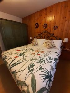 A bed or beds in a room at Sella Ronda Apartment