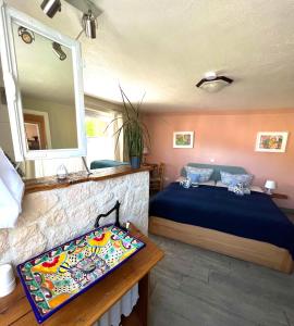 1 dormitorio con cama, espejo y mesa en Gemütliche Gästezimmer in einem neu sanierten Fachwerkhaus, en Sachsenheim