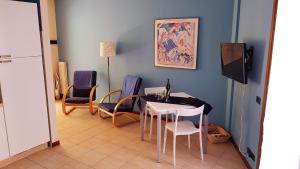 A television and/or entertainment centre at Apartment Alberto