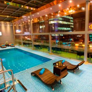 Kolam renang di atau di dekat Luxury Inkari Hotel