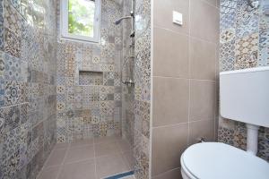 Koupelna v ubytování Apartment Plazza Rafailovici + 37 fotografií