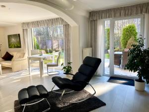 Ein Sitzbereich in der Unterkunft FeWo im Grünen mit Terrasse und Garten - gratis Therme