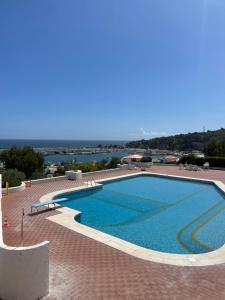 Gallery image of Lovely 2 bedroom with a pool in front of the beach in Sesimbra