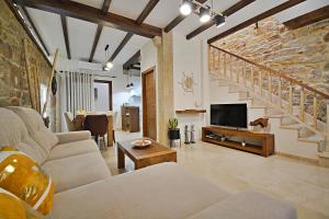 a living room with a couch and a tv at GALIHOST - Preciosa casa marinera en Carril in Vilagarcia de Arousa