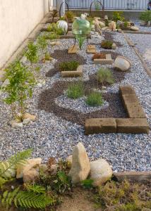 un jardín con rocas y plantas en una acera en SANTINO'S HOUSE, en Peveragno