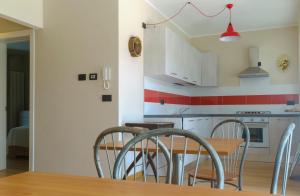 cocina y comedor con mesa y sillas en SANTINO'S HOUSE, en Peveragno
