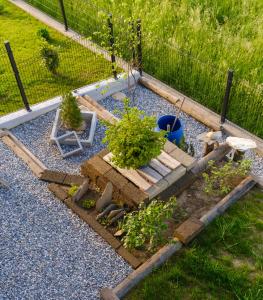 Peveragno的住宿－SANTINO'S HOUSE，种植了两株盆栽植物和围栏的花园
