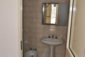 een badkamer met een wastafel en een spiegel bij Quadrilocale con vista mare Pt51 in Torre dell'Orso +27 foto's