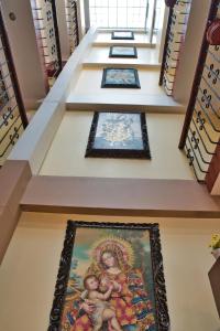 une rangée de peintures sur les escaliers d'un bâtiment dans l'établissement Hotel Rituales Inn - terminal terrestre, à Cusco
