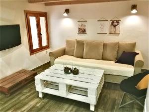 a living room with a couch and a coffee table at Casa Rural El Altillo in Letur