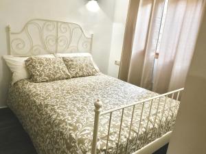1 dormitorio con 1 cama con edredón blanco en Casa Rural El Altillo, en Letur