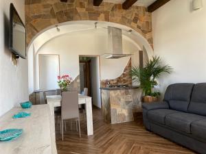 a living room with a couch and a table at Casa Balilla in La Maddalena