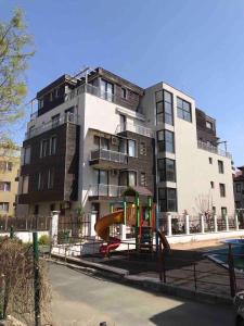 ソゾポルにあるАпартамент Хармонияのアパートメントの建物の前に遊び場があります。