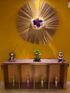 uma mesa com bonecas em cima dela em BROTHERs HOUSE em Cusco