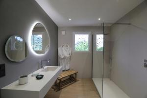 a bathroom with a sink and a shower at Hôtel confidentiel Le Grecale in Pianottoli-Caldarello