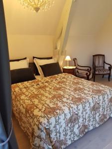 Tempat tidur dalam kamar di L'Orangerie, Château St Justin