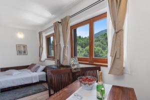un soggiorno con letto e tavolo con sidro da tavolo. di B&B Villa Irene Plitvice Lakes a Seliste Dreznicko