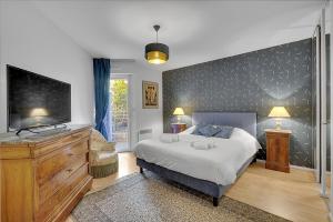 Postel nebo postele na pokoji v ubytování LES JARDINS DE L'OLYMPE - Appartement lumineux de 137m2