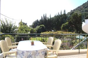 d'une table et de chaises sur un balcon avec vue sur la montagne. dans l'établissement Odyssia Apartments, à Kateliós