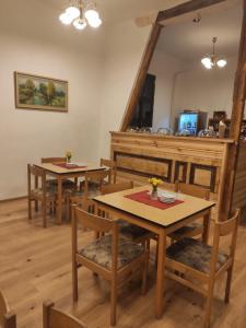 ズラテー・ホリにあるstředisko Doubravaのダイニングルーム(テーブル2台、椅子、鏡付)