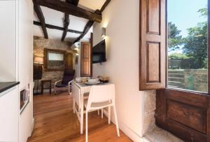 a kitchen and dining room with a table and chairs at Casa da Muralha in Porto