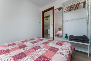 een slaapkamer met een bed en een spiegel bij Apartament Via Regia in Krościenko