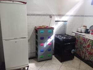 Chambre chez l'habitant avec famille في أغادير: مطبخ فيه ثلاجة وموقد