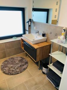 Traum Panorama Apartment mit Berg & Seeblick的厨房或小厨房