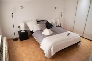 Un pat sau paturi într-o cameră la Castle house rooms, swimming pool & sauna & tennis court & wine cellar